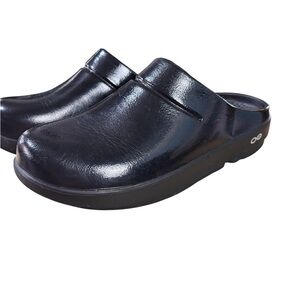 OOFOS OOcloog Luxe Recovery Clog in Satin Black – Sz W8 / M6